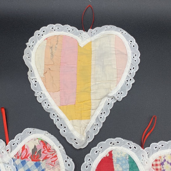 Vintage 3 Feed Sack Quilted Handmade Heart Shaped Eyelet Lace Ornaments Coasters - Picture 2 of 9